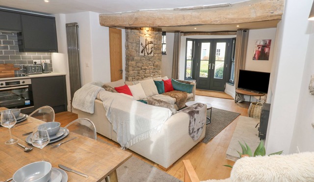 4 CASTLE TERRACE, pet friendly, with open fire in Barnard Castle