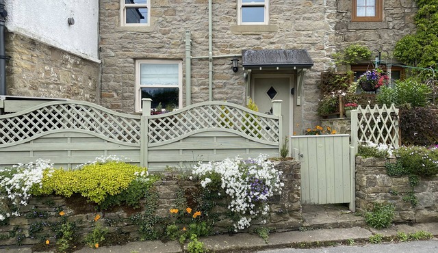 4 CASTLE VIEW, pet friendly in Barnoldswick