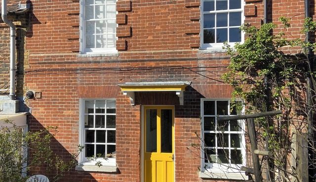 4* CHARACTER COUNTRY COTTAGE HEART OF VILLAGE S/C SLEEPS 4 WIFI GARDEN PARKING