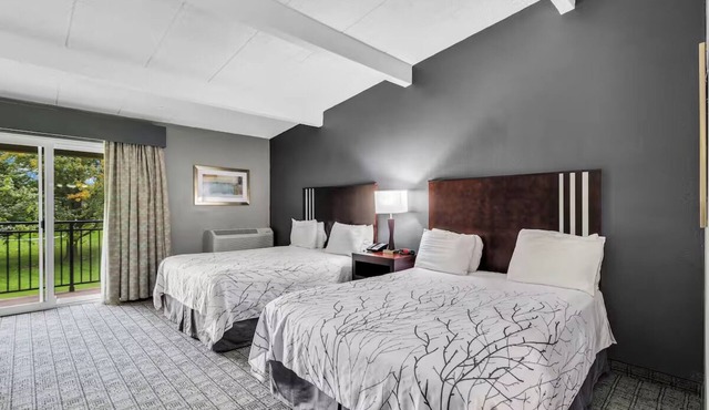 4 Charming Queen Rooms Close to Downtown Urbana + Free Parking