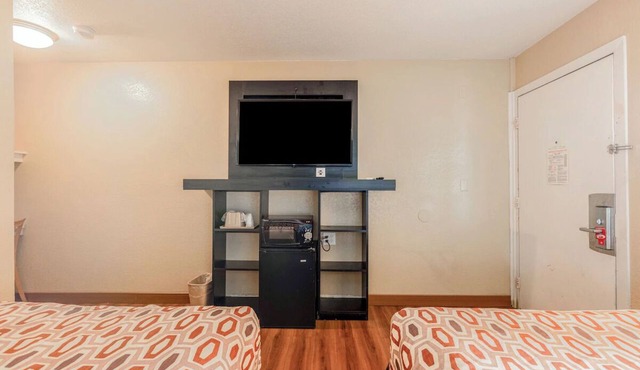 4 Charming Retreat Rooms Near Oceanside Beach and Parks