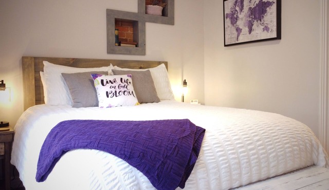 #4 Charming Room in Historic House, Violet Villa