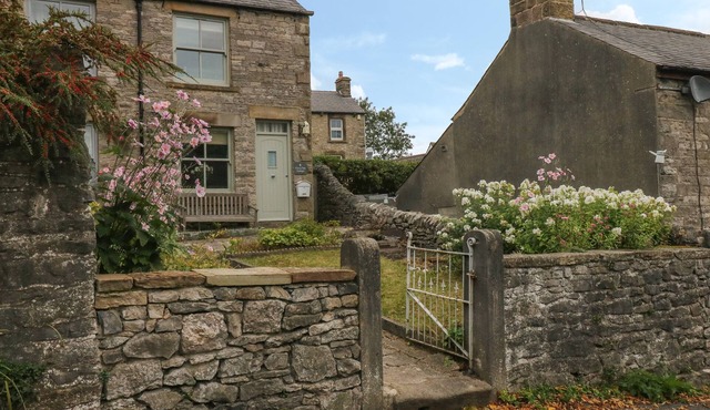 4 CHERRY TREE COTTAGES, family friendly, with open fire in Bradwell