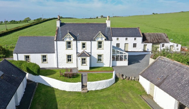 4* Coastal Estate Farmhouse Close to Pretty Beach. Wonderful Coastal Paths & Woodland Walks