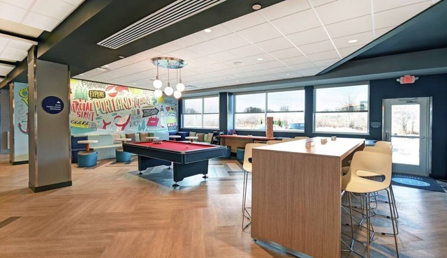 4 Comfortable Rooms w/Free Shuttle, Hot Breakfast & Pool Table