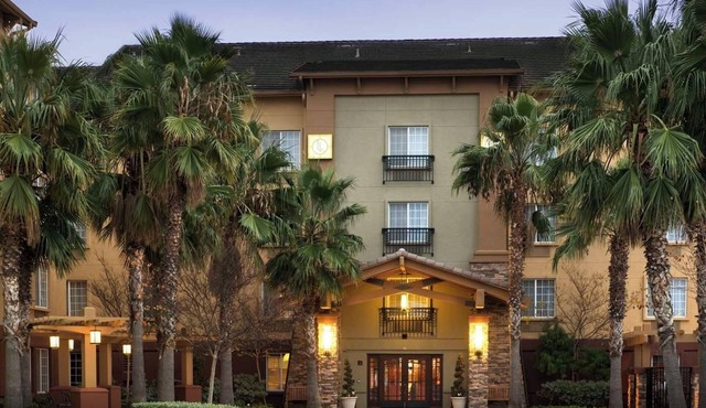 4 Comfortable Suites w/Full Kitchen & Daily Fresh Cookies in Sacramento