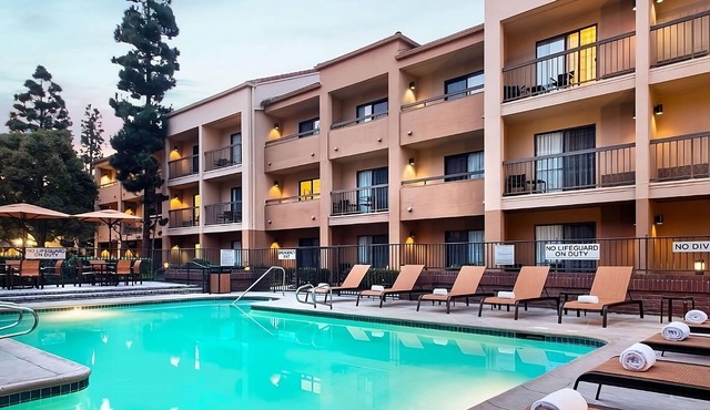 4 Contemporary Rooms w/Plush Bedding Near Popular Shopping Centers