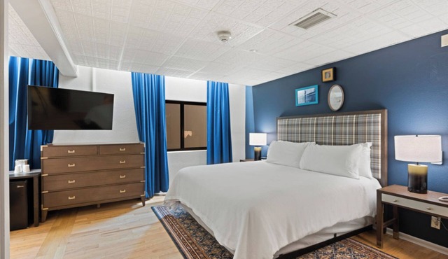 4 Contemporary Urban Retreast Near Entertainment District & Local Hotspots