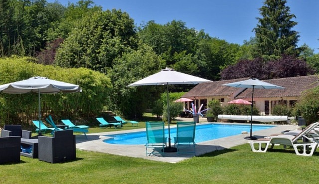 4 cottages with fishing ponds and heated pool