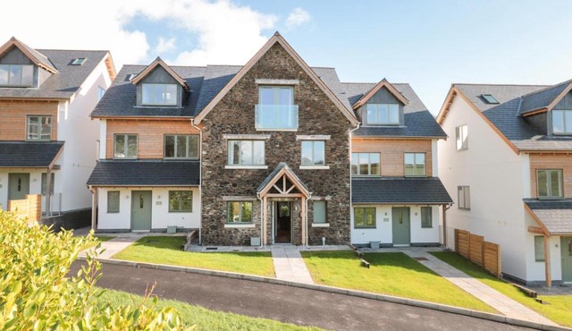 4 Court Terrace, Hillfield Village