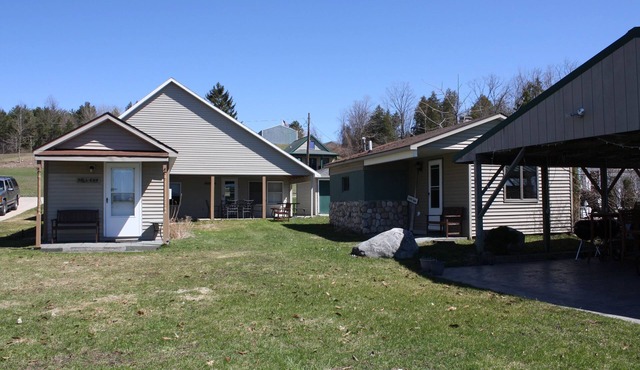 4 Cozy Cabins connected on Lake Leelanau