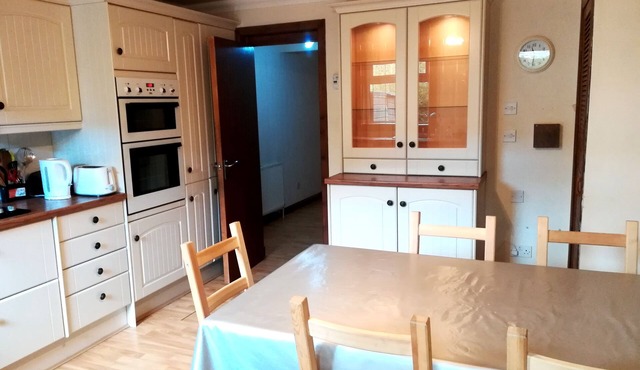 4 DOUBLE/TRIPLE BEDROOM HOUSE - FIBRE OPTIC WI-FI