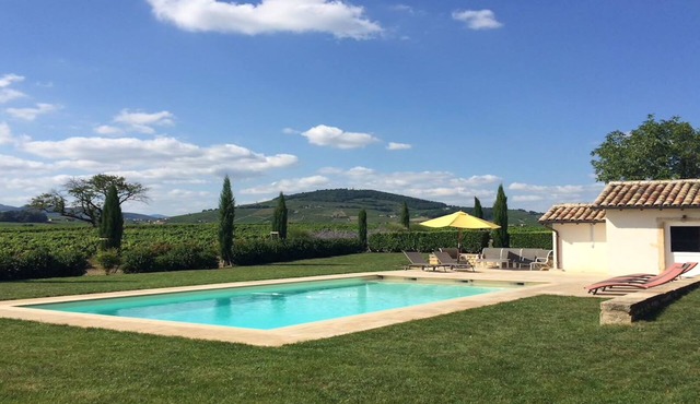 4 “épis” charming gîte with pool in the Beaujolais – pets are allowed
