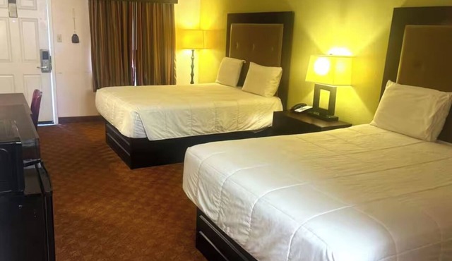 4 Essential Rooms with 2 Queen Beds Near Local Parks - Relax and Unwind