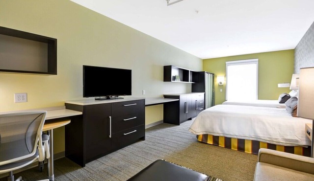 4 Family-Friendly Units w/Kitchenette + Pool Near Glencairn Garden & Downtown