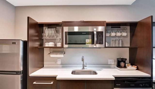 4 Family-friendly Units! Pool, Free Parking, Short Drive to Pensacola Beach