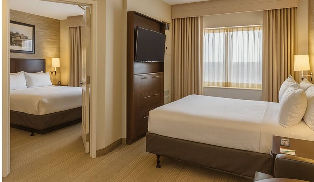 4 Family-friendly Units, Pets are Welcome, Complimentary Airport Shuttle!