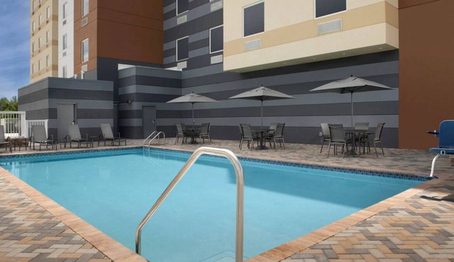 4 Family-friendly Units Close to Monkey Jungle! W/ Outdoor Pool, Free Breakfast!