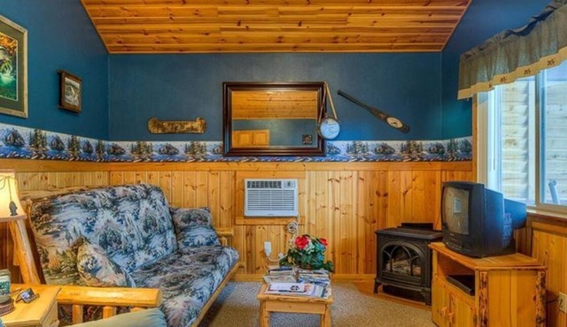 #4 - FISHERMAN CABIN – BEAUTIFUL PRIVATE SETTING, 6 MILES TO GLACIER PARK