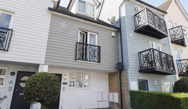 4 FISHERMANS WHARF, pet friendly, with a garden in Whitstable