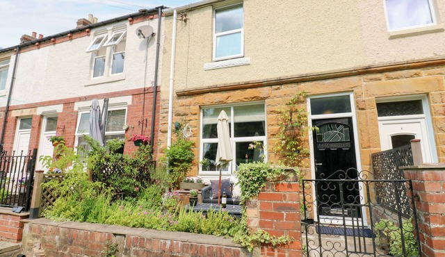 4 FORD STREET, pet friendly, country holiday cottage in Lanchester