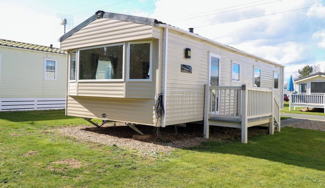 4 FOXBURROW HANG, pet friendly, with a garden in Belton, Norfolk