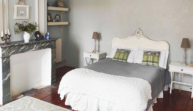 4 Bed Villa - Sleeps 8 - Garden - Fireplace