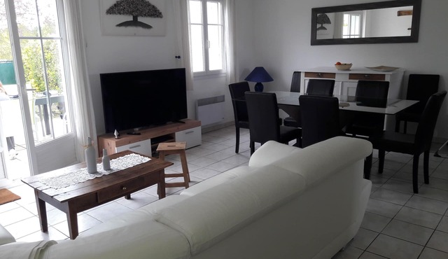 4* gîte 10 min walk from the beach, shared pool, WIFI, private garden, park