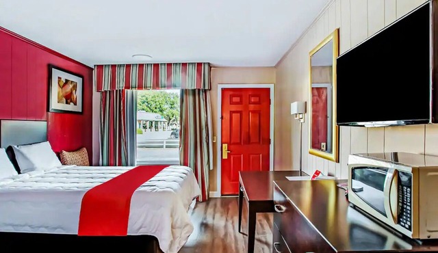 4 Great Units w/Free Parking Near Fiddlers Seafood Restaurant