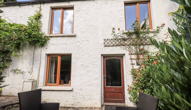 4 GREENCROSS COTTAGES, pet friendly in Burton-In-Kendal