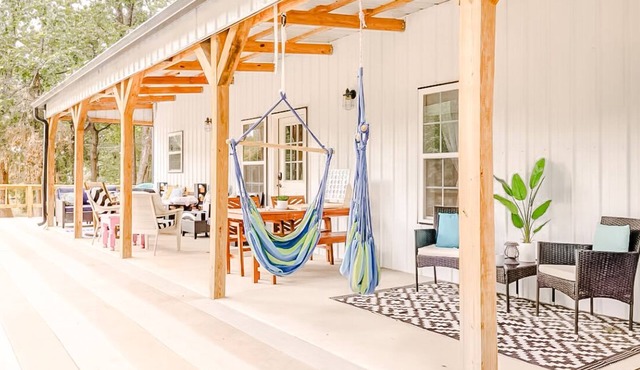 4+ Guest ~ 1BR & 1SH, Comfy Lake Gem: Hot Tub, Beach Access, Games, & more