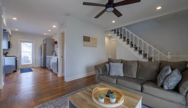 4 Guest Apt Steps to Journeyman & Downtown 3 Oaks