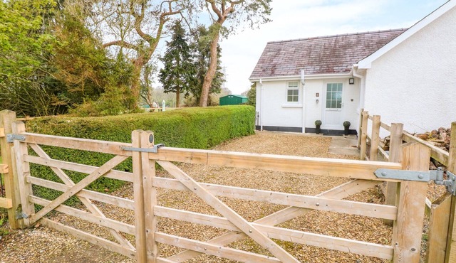 4 HANBURY LODGE, family friendly, with open fire in Pentlepoir
