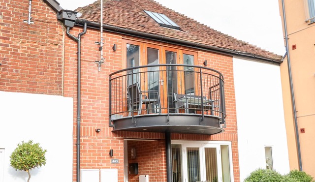 4 HOLT COURT, family friendly, character holiday cottage in Salisbury