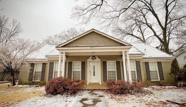 4 House at Memphis Retreat Game Outdoor Dining