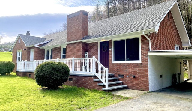 4 houses down from our farm, The Grace Place - king & queen beds