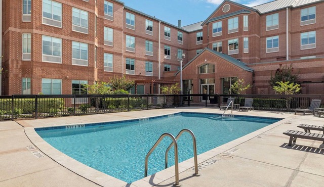 4 Inviting Rooms Near Mall - 5.8 miles - Your Ideal Vacation Experience