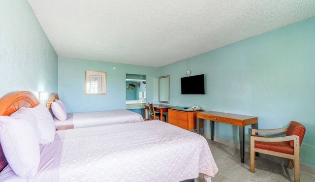 4 Inviting Rooms Near Dining Hotspots & Tony Butler Municipal Golf Course -2.7mi