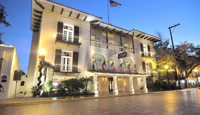4 Inviting Suites with Pools, Hot Tub & Grill Near Historic Downtown Laredo