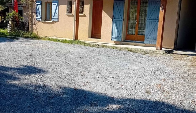 4 kilometers from town center, country house, parking, terrace