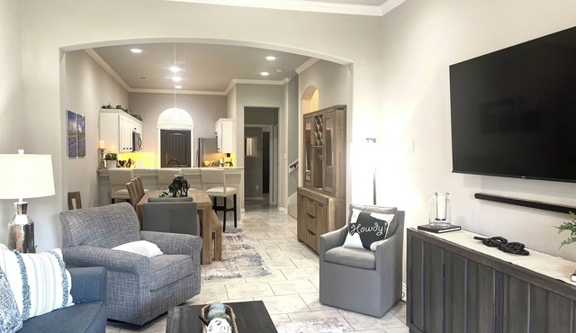4 king bedrooms and 4 baths - just 15 min to A&M - 1-2 miles to 35 restaurants!