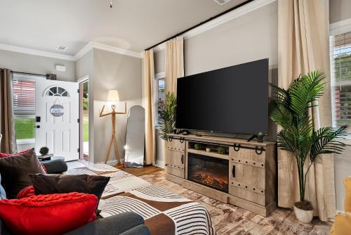 4 King Beds - 2 Game Rooms - Sleeps 24, By DT & UGA