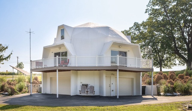 4 King Beds - Fast WiFi - Garage - Huge Yard