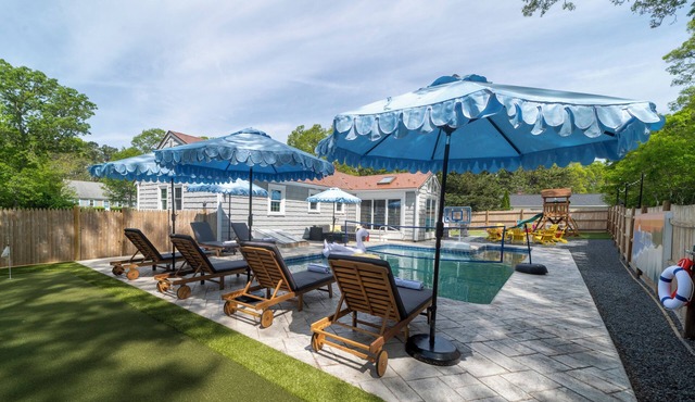 4-King Beds in Cape Cod Heated Pool Putting Green Game Room Speak Easy Skeeball