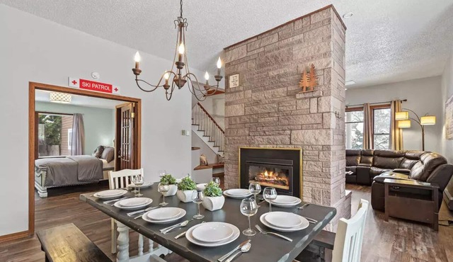 4 king beds, walk to restaurants, ideal for groups, gondola view, HUGE game room