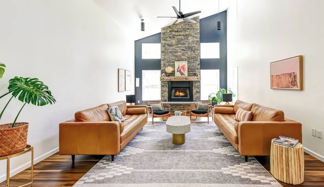 4 King Suites w/Hot Tub, Fire Pit, Ping Pong, Arcade, Hi Speed Internet