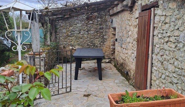 4 kms from Beaumont du Périgord House with terrace. Pets allowed