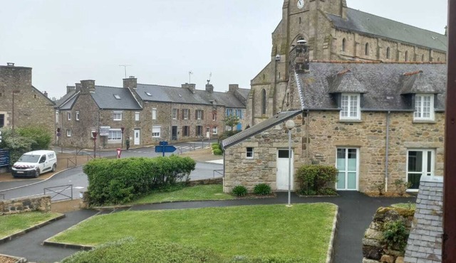 4 kms from the sea, quiet 3-bedroom Breton town house.