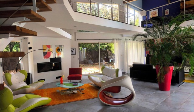 4 kms from UZES town architect 330 m² heated pool