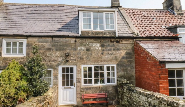 4 LILAC COTTAGES, pet friendly, country holiday cottage in Ainthorpe